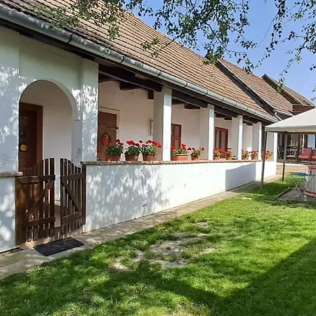 Casa de Férias Padláskincsek Muskátlis *